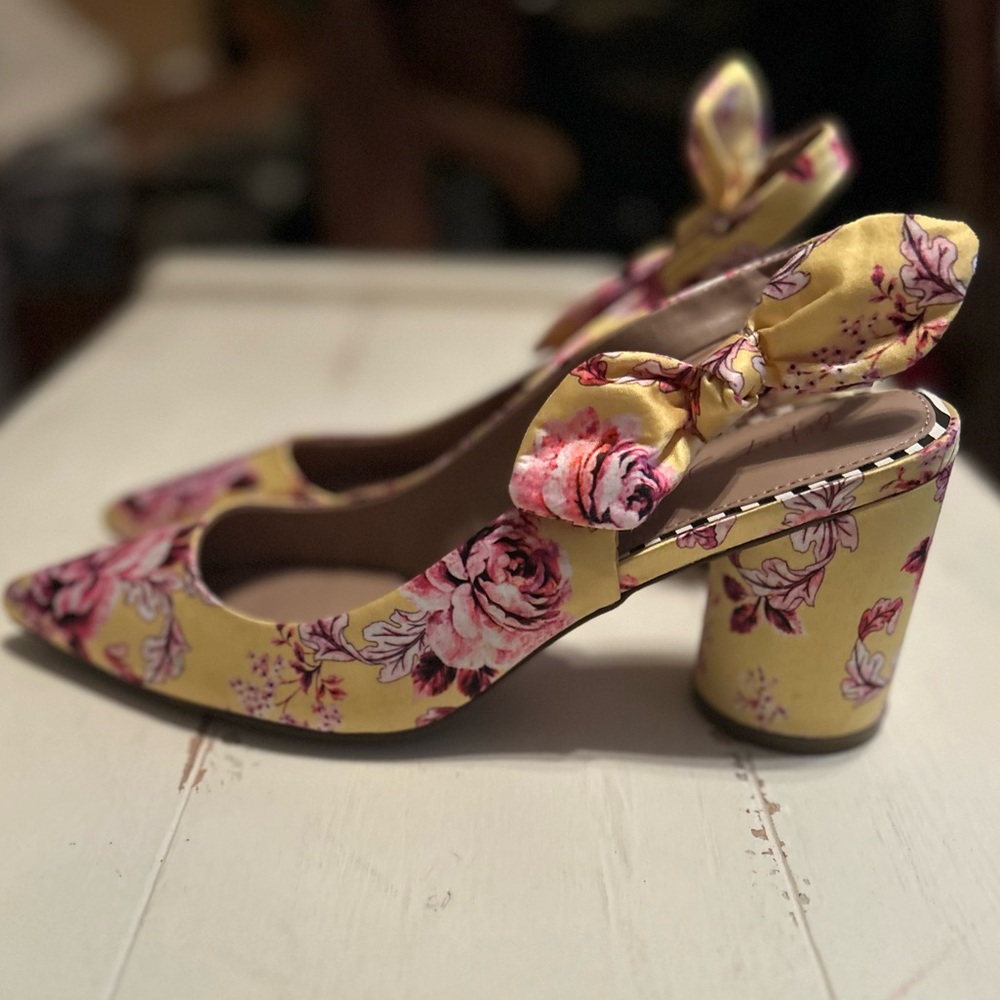 NEW Betsey Johnson Claree floral sling back heels
